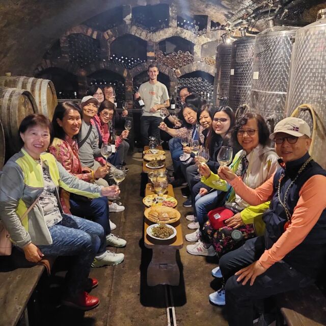 Další skvělá spolupráce s cestovní kanceláří G2 Travel. Dnes hosté z Hong Kongu 🥂😊
Another great cooperation with G2 Travel agency. This time guests from Hong Kong 🍷😊

#g2travel #cooperation #winecellar #visitczechia #visitmoravia #winetours #winetasting #moravianwine #southmoravia #winetravel #winetoursmoravia