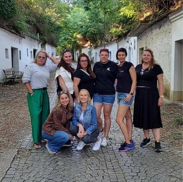 Naše nejmilejší a nejvěrnější!❤️ Popáté s námi, tentokrát v Rakousku, a už kujeme plány na příští rok😁 Děkujeme děvčata!😍🥂
Wine tour to Austria with our most loyal customers 😍🥂

#Weinviertel #poysdorf #falkenstein #riegelhofer #neustifter #galgenberg #weingut #winetour #winetasting #lovingwine #winetrip #winetravel #cheers #wine #winetoursmoravia