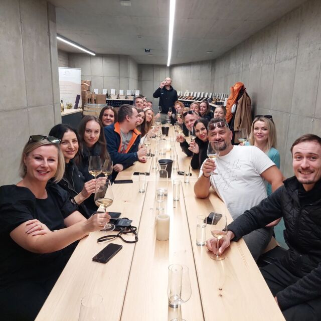 Děkujeme vinařstvím Gotberg, Červinka a Reisten za dnešní parádní spolupráci!🍷🥂😍 

#teambuilding #gotberg #gotbergwinery #cervinka #reisten #jiznimorava #southmoravia #palava #winery #vino #winerasting #colleagues #winetoursmoravia